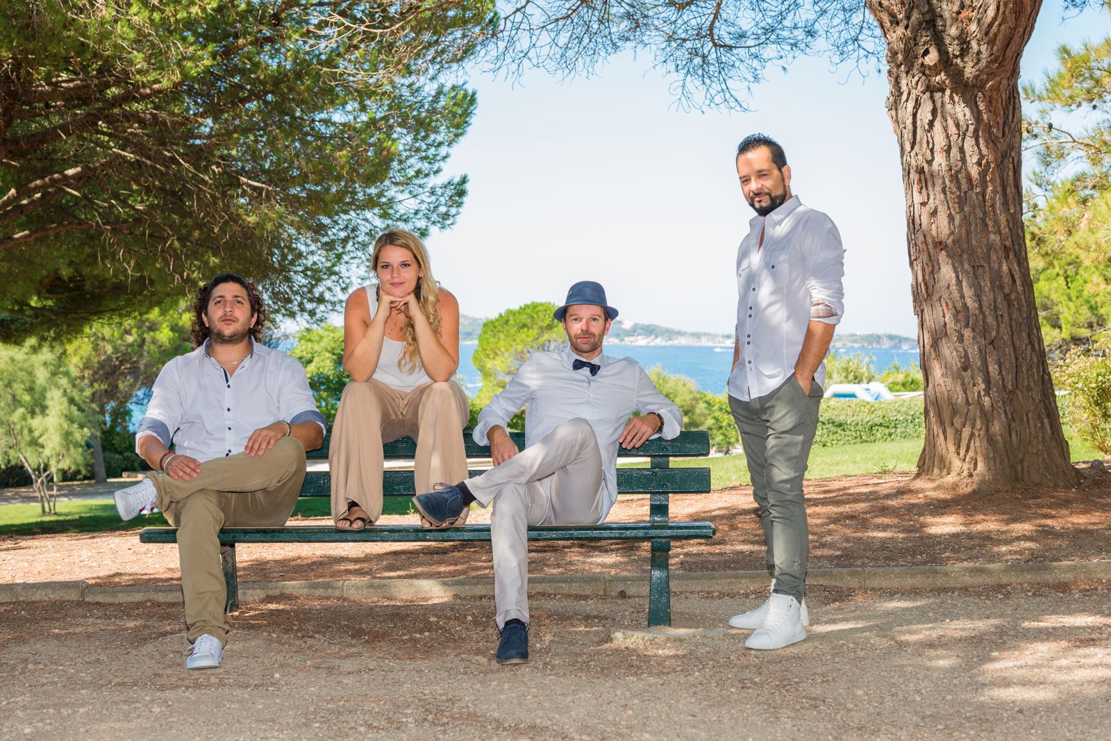 Les quatre musiciens de No Stress en bord de mer